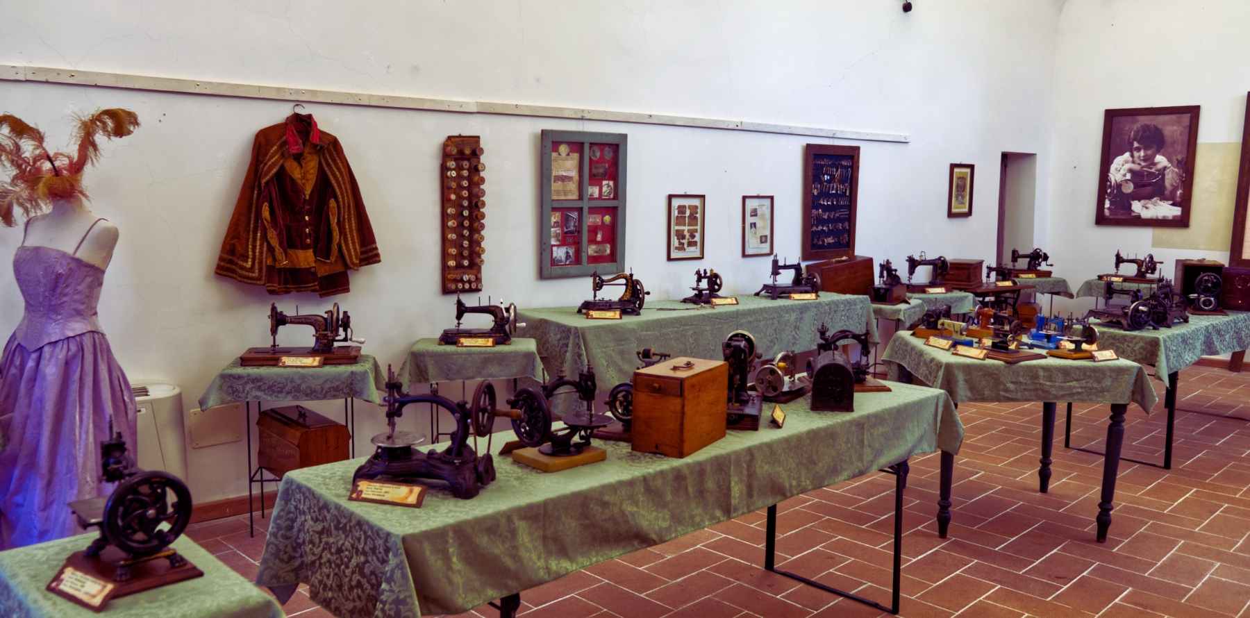 La collezione di macchine da cucire di Angelo Rampi in mostra a Sellano
